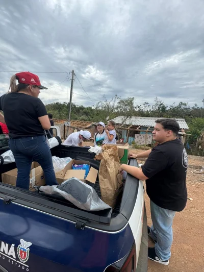 DEFESA CIVIL DE DOIS VIZINHOS ENTREGA DOAES EM RIO BONITO DO IGUAU
