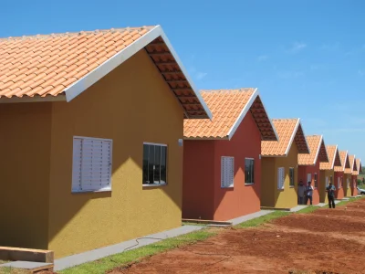 DOIS VIZINHOS AVANA EM BUSCA DE NOVAS CASAS POPULARES