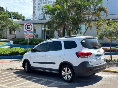 SECRETRIO DE DOIS VIZINHOS UTILIZA VECULO ADAPTADO PARA EXERCER SUA FUNO