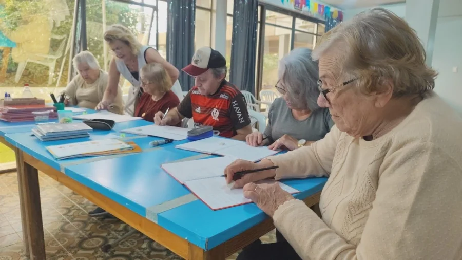 ALFABETIZAO PARA IDOSOS TRANSFORMA VIDAS EM DOIS VIZINHOS
