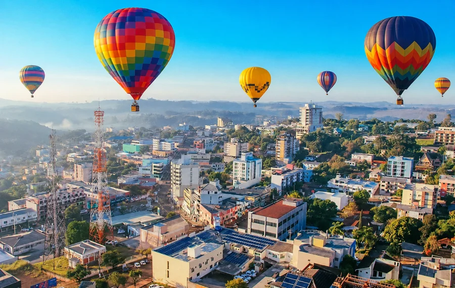 DOIS VIZINHOS VIVE UM FIM DE SEMANA HIST�RICO COM TURISMO, GASTRONOMIA E BAL�ES COLORINDO O C�U DA CIDADE
