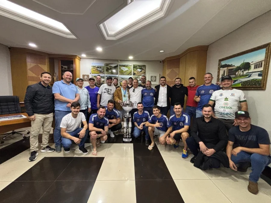 PREFEITO HOMENAGEIA CAMPEES DA COPA AESUPAR NO GABINETE