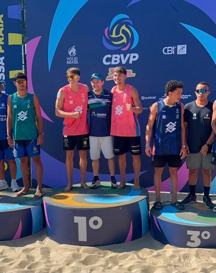 ATLETA E T�CNICO DE DOIS VIZINHOS CONQUISTAM T�TULO DA TEMPORADA 2026 DO CAMPEONATO BRASILEIRO DE SELE��ES SUB-19 DE V�LEI DE PRAIA