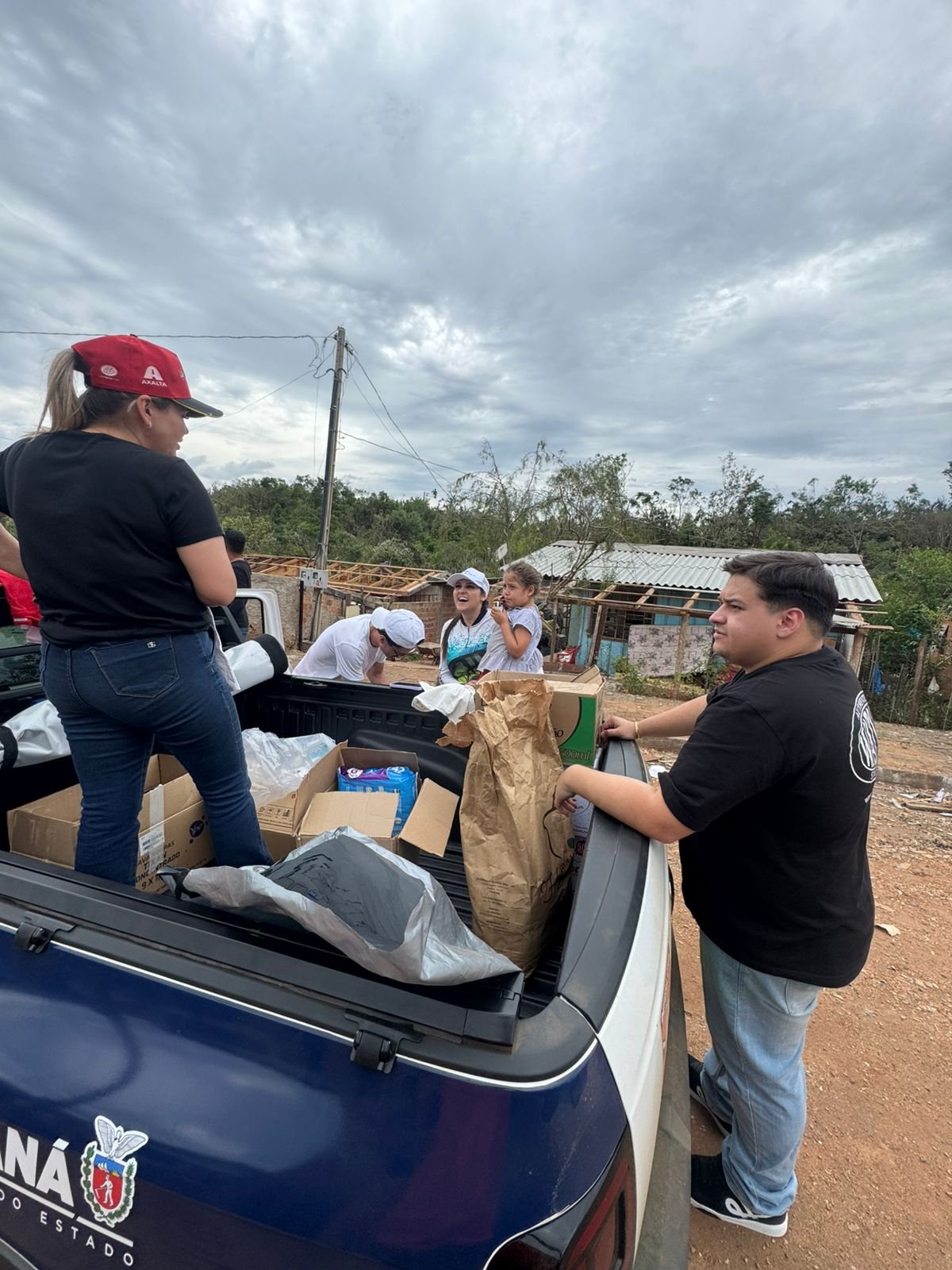 DEFESA CIVIL DE DOIS VIZINHOS ENTREGA DOAES EM RIO BONITO DO IGUAU