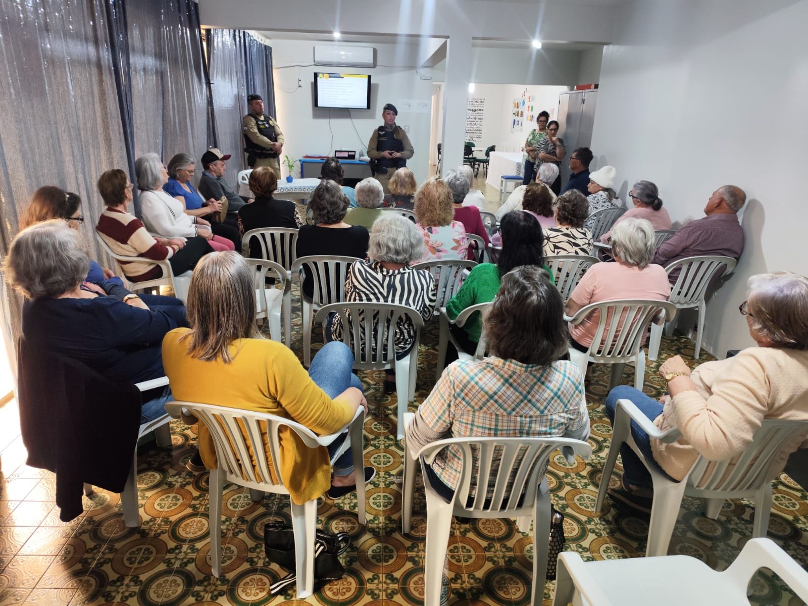 PATRULHA MARIA DA PENHA PROMOVE RODA DE CONVERSA COM IDOSOS EM DOIS VIZINHOS