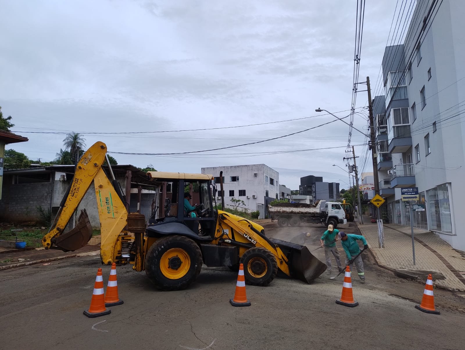 CENTRO DE DOIS VIZINHOS PASSA POR GRANDE RENOVAO ASFLTICA