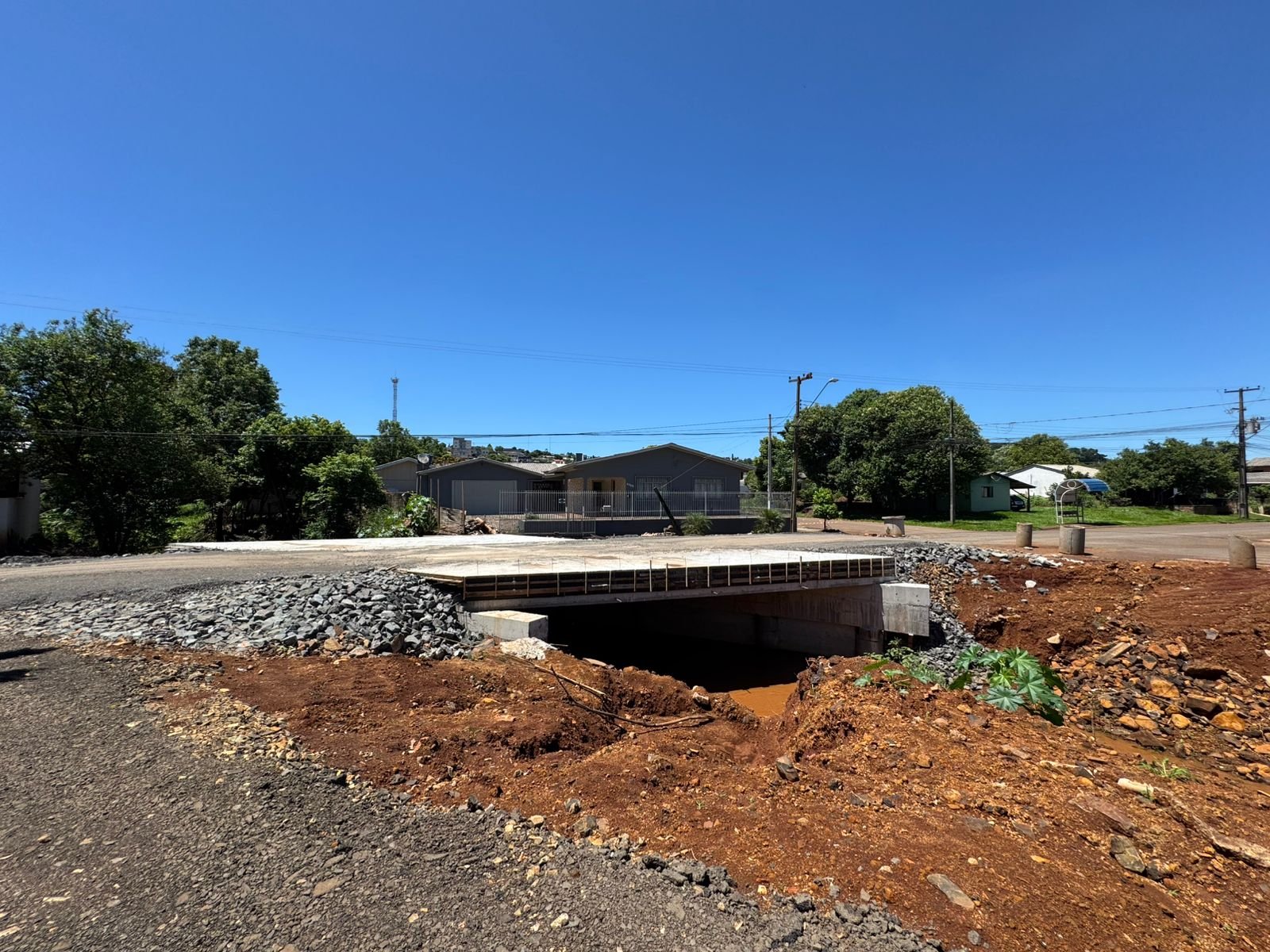 PONTE SOBRE O RIO JIRAU NA RUA MATO GROSSO  LIBERADA PROVISORIAMENTE PARA VECULOS