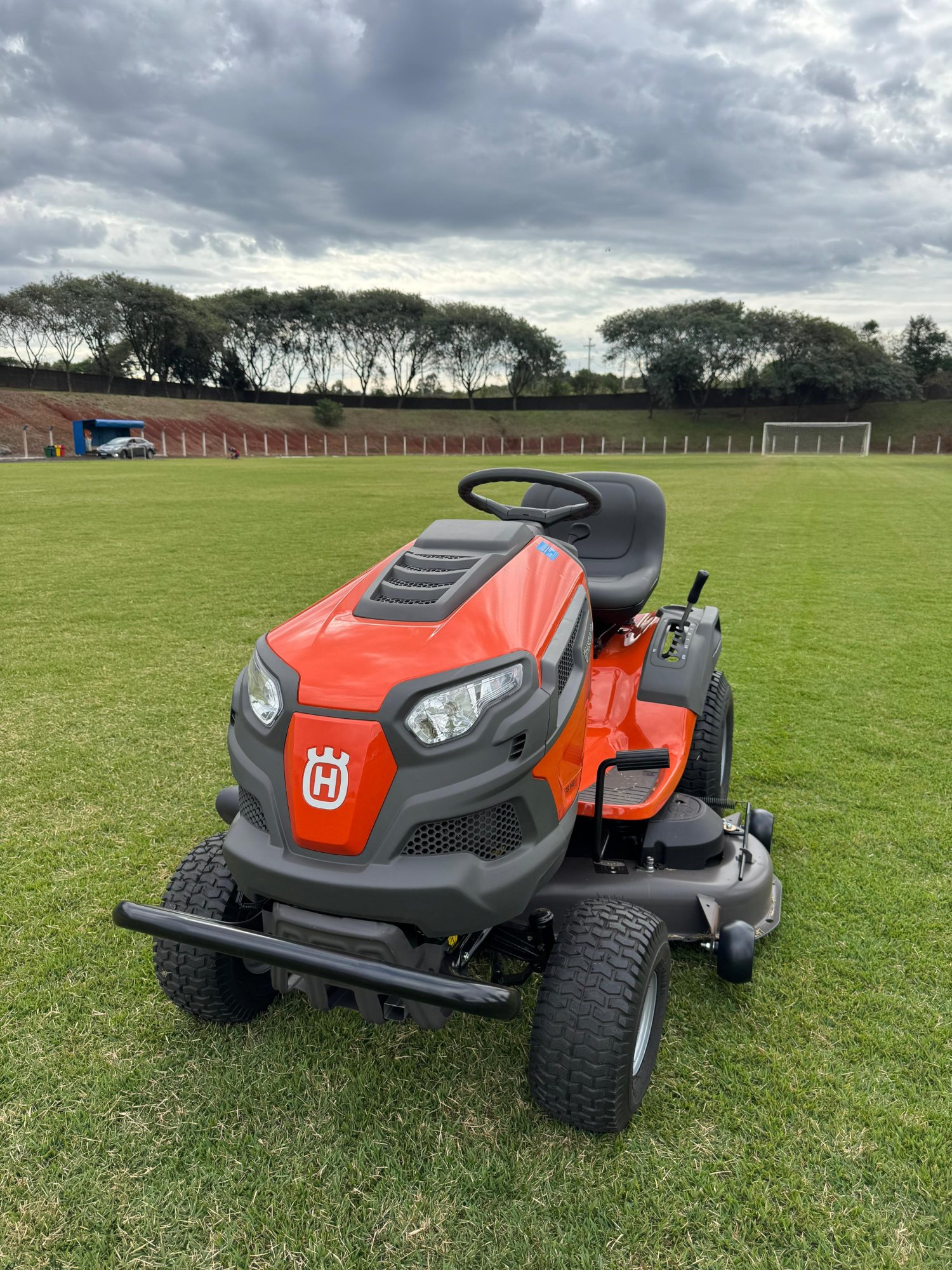 SECRETARIA DE ESPORTES E LAZER RECEBE TRATOR CORTADOR DE GRAMA PARA MANUTENÇÃO DOS CAMPOS DE FUTEBOL