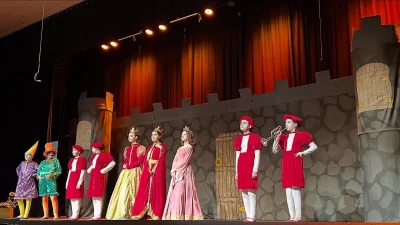 ALUNOS DAS ESCOLAS MUNICIPAIS VIVEM A MAGIA DO TEATRO NA MOSTRA DOIS VIZINHOS EM CENA