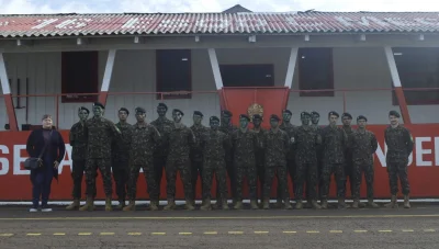 JOVENS DE DOIS VIZINHOS RECEBEM A TRADICIONAL BOINA PRETA EM SOLENIDADE NO EX�RCITO BRASILEIRO