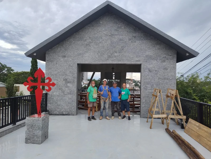 CAPELA DE SANTIAGO DE DOIS VIZINHOS ENTRA NA FASE FINAL DO REVESTIMENTO EM PEDRAS