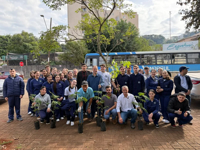 ESTUDANTES PARTICIPAM DE A��O DE RECUPERA��O DA MATA CILIAR NO RIO JIRAU ALTO DURANTE A SEMANA DO MEIO AMBIENTE