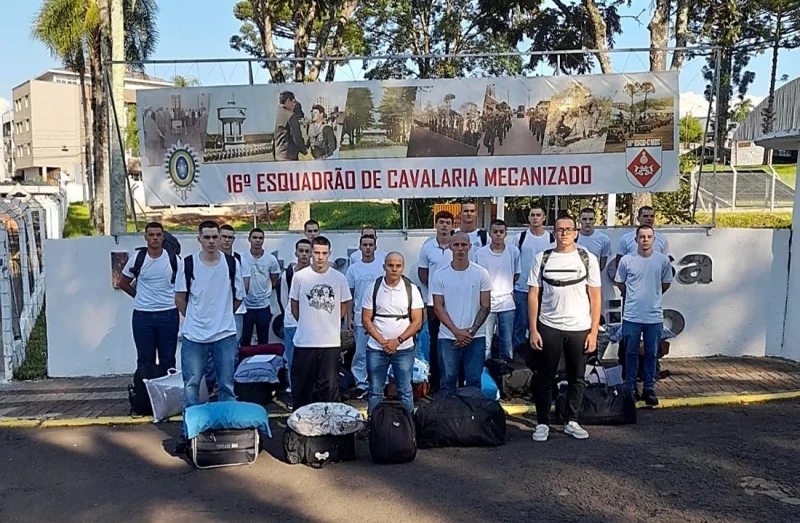 MISS�O DADA � MISS�O CUMPRIDA! JOVENS DE DOIS VIZINHOS PARTEM PARA O SERVI�O MILITAR