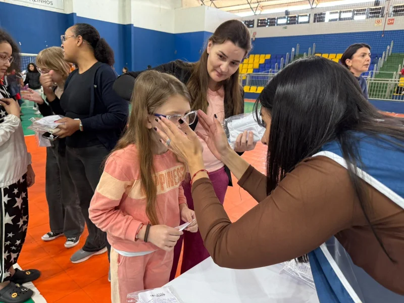 PROGRAMA BONS OLHOS PARAN� ENTREGA 374 �CULOS A ESTUDANTES DE DOIS VIZINHOS