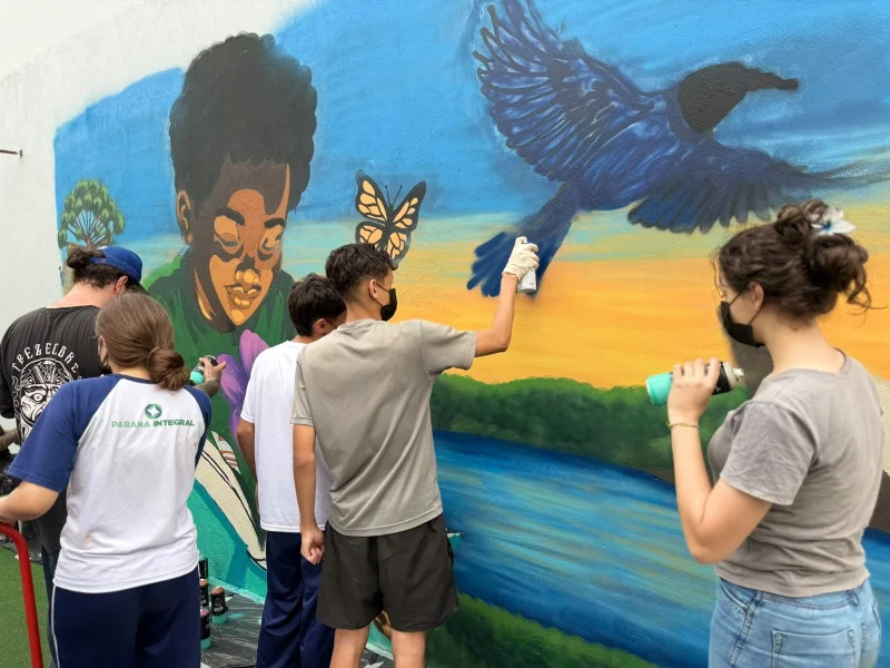 OFICINA DE GRAFITE RE�NE ESTUDANTES E TRANSFORMA ESPA�O ESCOLAR EM DOIS VIZINHOS