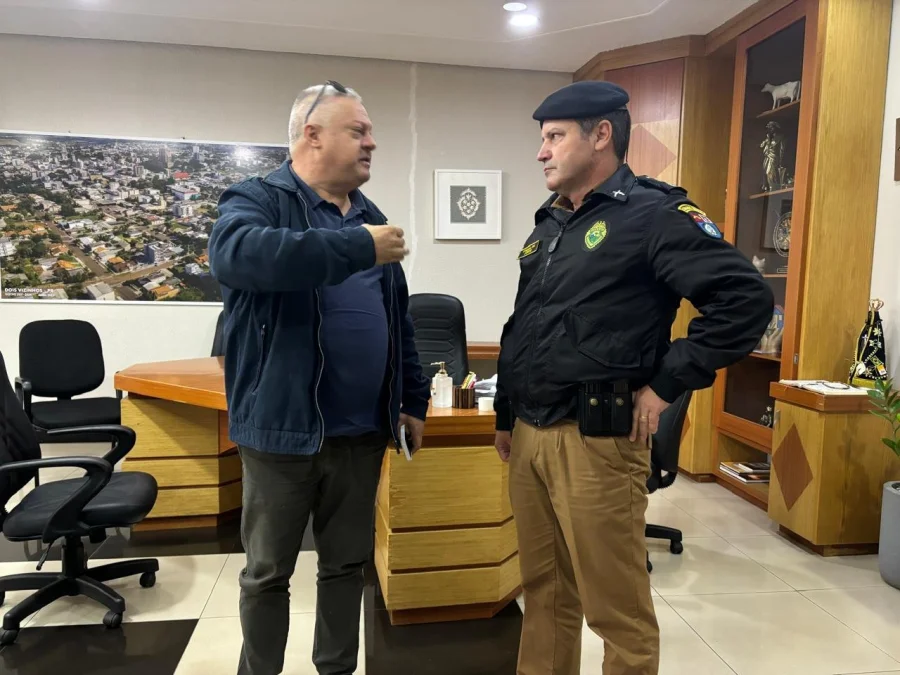 PREFEITO RECEBE AUTORIDADES POLICIAIS PARA DISCUTIR A SEGURANA PBLICA DE DOIS VIZINHOS