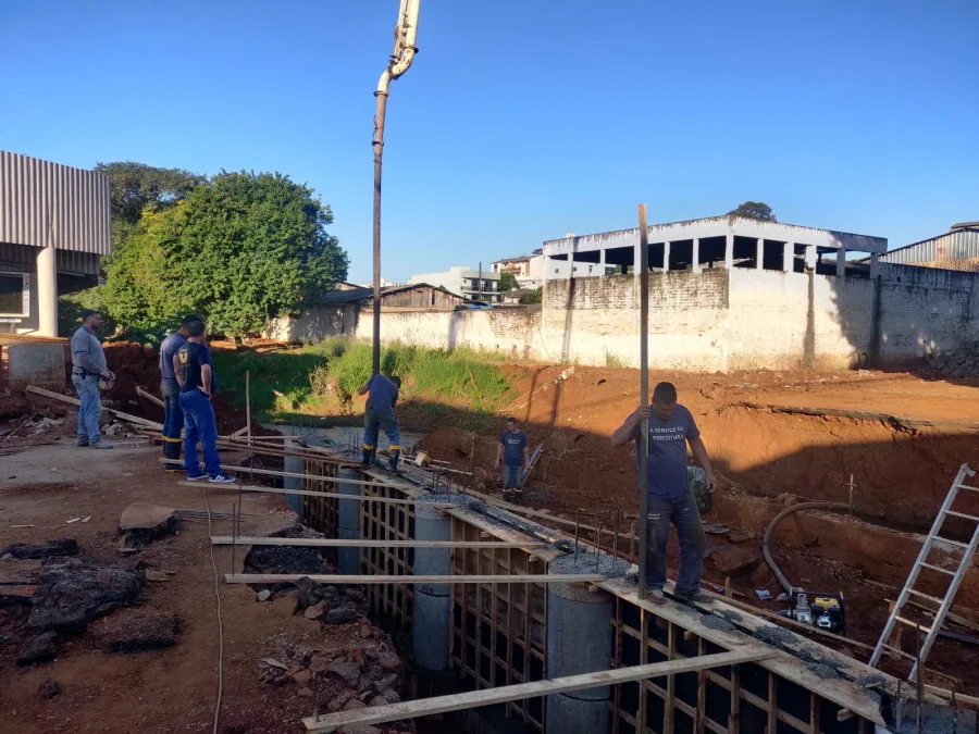 AVANA A CONCRETAGEM DAS CABECEIRAS DA PONTE NA RUA MARIO DE BARROS