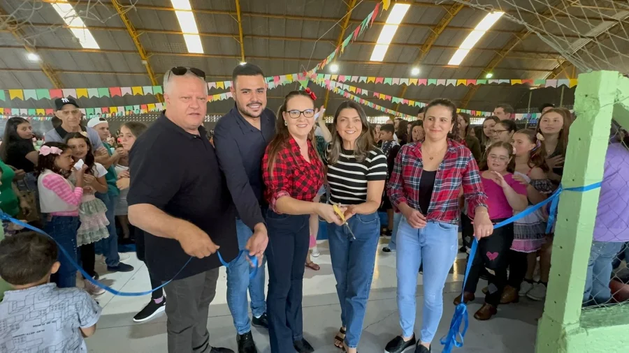 COMEMORAO EM DOBRO NA ESCOLA CARROSSEL COM ENTREGA DE OBRAS DE RESTAURAO DURANTE A FESTA JUNINA