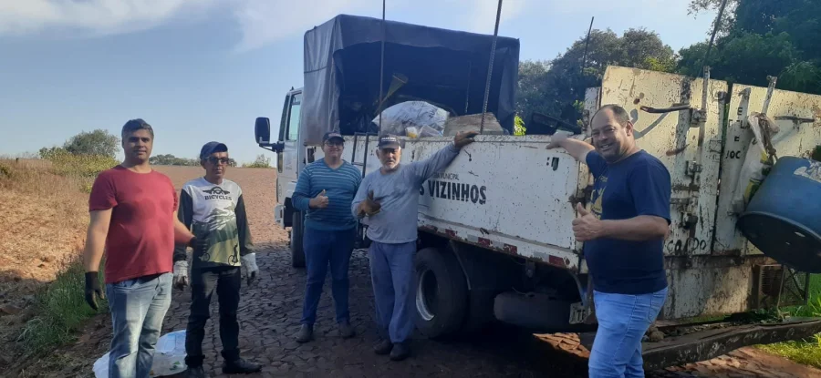 AO AMBIENTAL RENE VOLUNTRIOS EM CAMPANHA CONTRA O LIXO CLANDESTINO