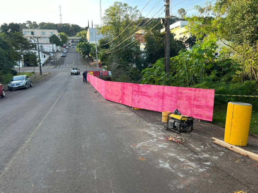EQUIPE DE OBRAS CONCLUI FECHAMENTO DE REA DE DESMORONAMENTO NA RUA JOS DE ALENCAR