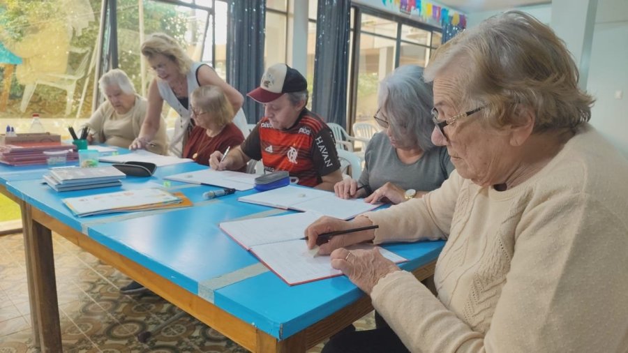 ALFABETIZA��O PARA IDOSOS TRANSFORMA VIDAS EM DOIS VIZINHOS