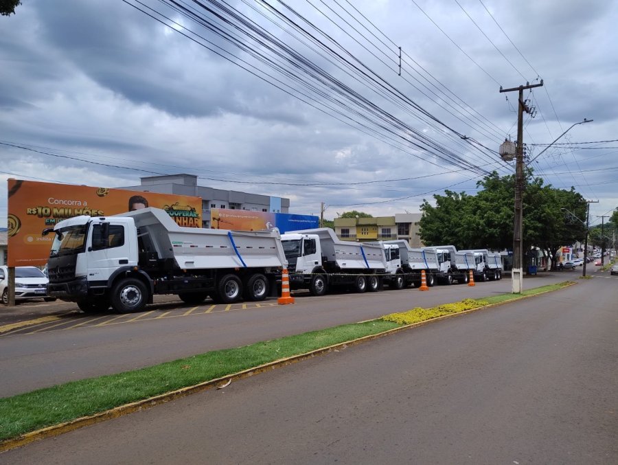 DOIS VIZINHOS RECEBE CINCO NOVOS CAMINH�ES BASCULANTES