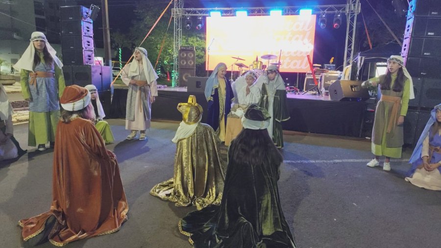 CANTATA DE NATAL DE DOIS VIZINHOS EMOCIONA MARI�POLIS
