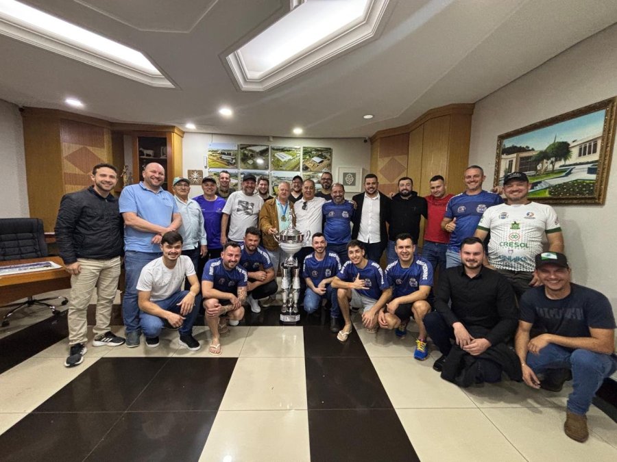 PREFEITO HOMENAGEIA CAMPE�ES DA COPA AESUPAR NO GABINETE