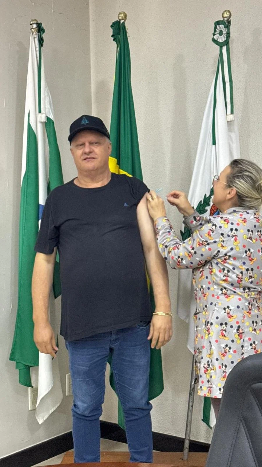 PREFEITO CARLINHOS RECEBE VACINA CONTRA A GRIPE E INCENTIVA POPULAO A SE PROTEGER