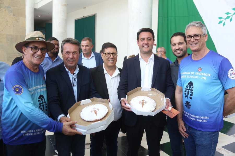 DOIS VIZINHOS LEVA TURISMO AO PAL�CIO IGUA�U