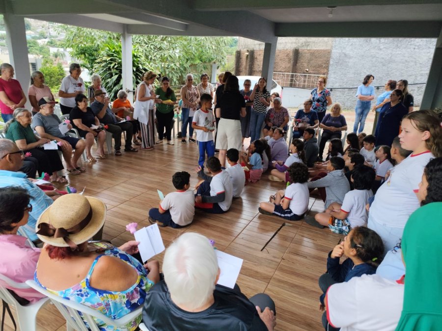 UM ENCONTRO ENTRE GERA��ES NO CENTRO DE CONVIV�NCIA DE DOIS VIZINHOS