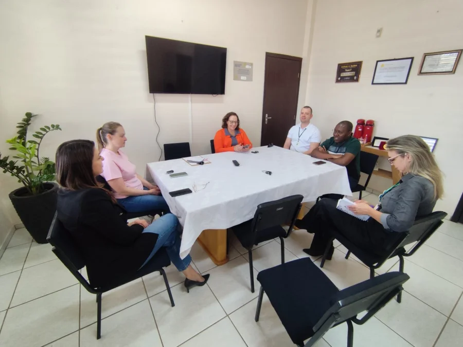 DOIS VIZINHOS FORTALECE A INCLUSO DE IMIGRANTES COM FOCO NA EDUCAO E NA DIGNIDADE HUMANA