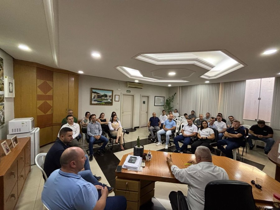 PREFEITO SE RE�NE COM CONTADORES E ALERTA SOBRE QUEDA NA ARRECADA��O