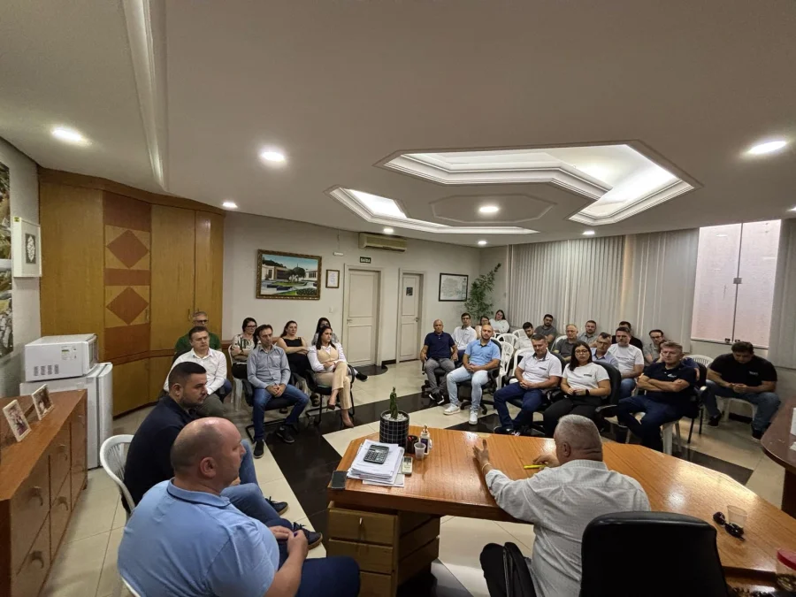 PREFEITO SE RENE COM CONTADORES E ALERTA SOBRE QUEDA NA ARRECADAO