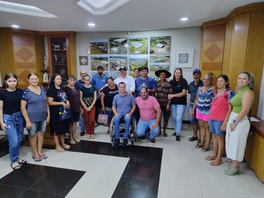 PREFEITURA ENTREGA ESCRITURAS PARA FAM�LIAS DESABRIGADAS DAS CHEIAS DO RIO JIRAU