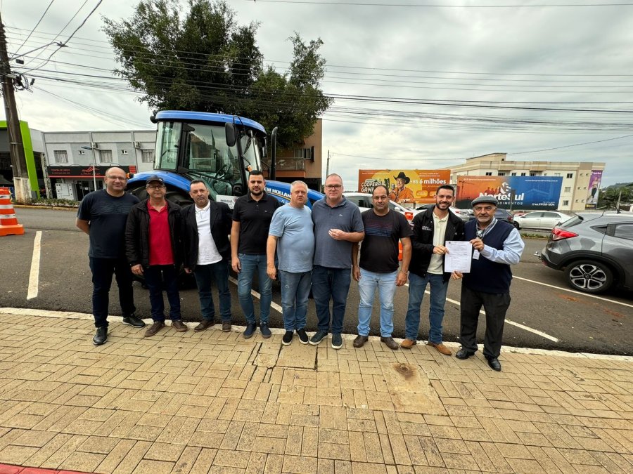 NOVO TRATOR AGR�COLA � ENTREGUE EM SOLENIDADE OFICIAL