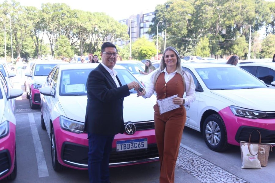 DOIS VIZINHOS RECEBE VE�CULO EM RECONHECIMENTO AO ATENDIMENTO �S MULHERES