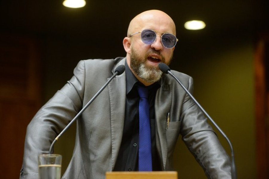 FABR�CIO CARPINEJAR INSPIRA EDUCADORES EM DOIS VIZINHOS COM PALESTRA HOJE