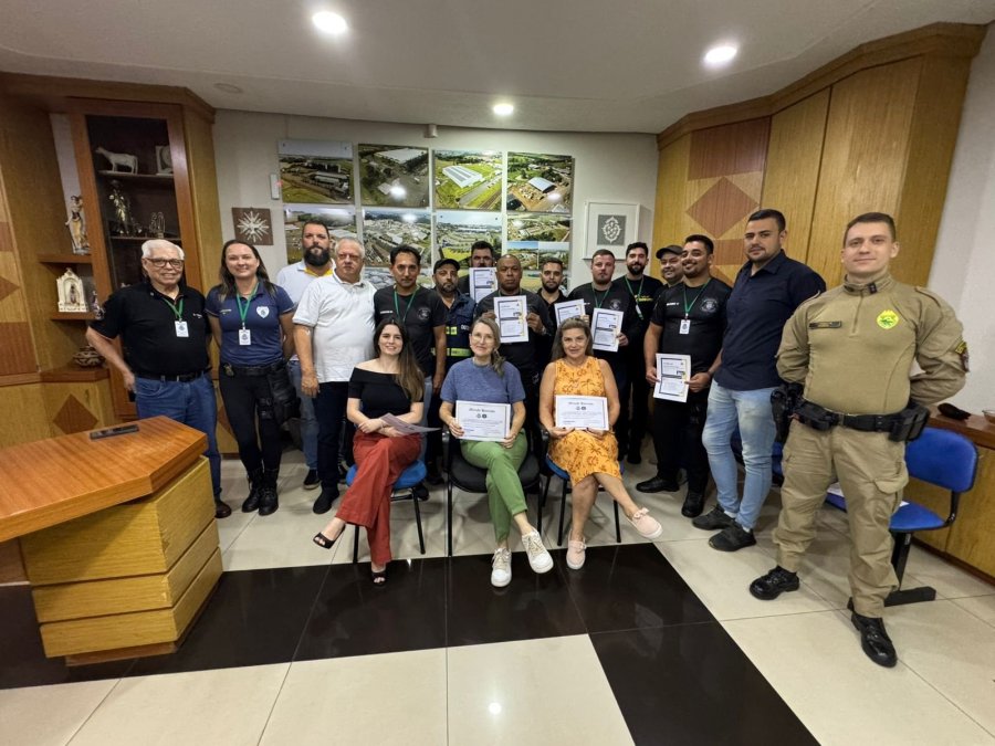 DOIS VIZINHOS FORMA NOVOS AGENTES DE TR�NSITO EM CERIM�NIA SOLENE