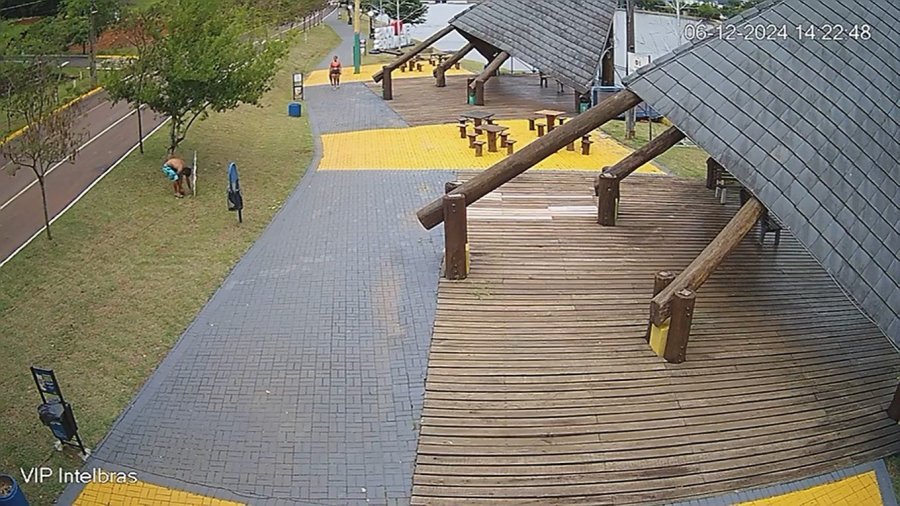 CASAL � FLAGRADO FURTANDO FIA��O NATALINA NO LAGO DOURADO