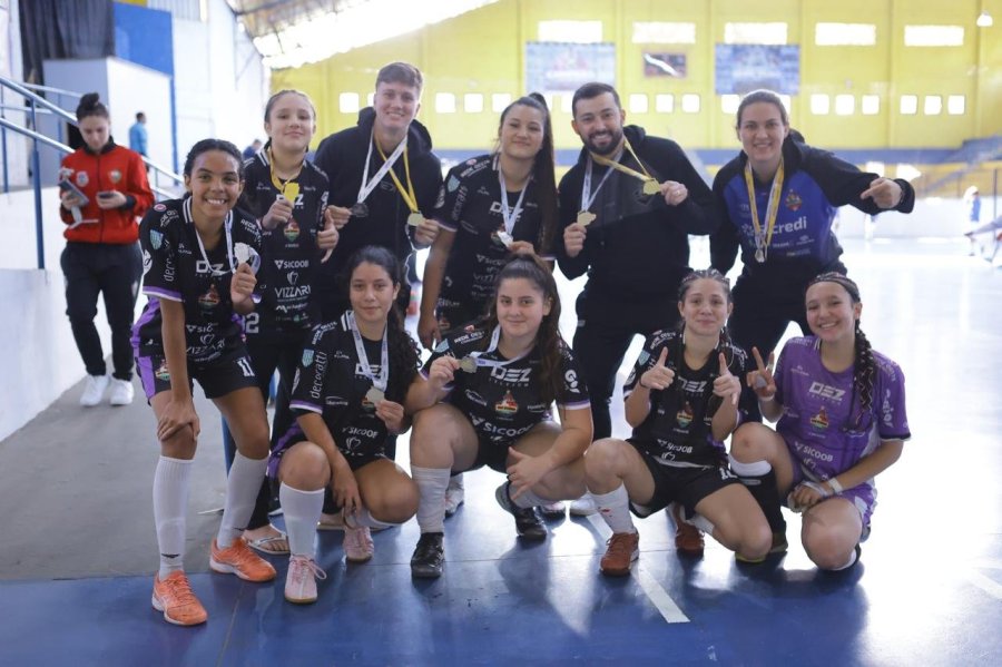 FUTSAL FEMININO DE DOIS VIZINHOS ROMPE BARREIRAS E FAZ HIST�RIA NOS JOGOS ESCOLARES DO PARAN�
