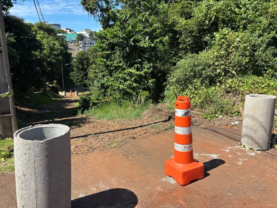 TRECHO DA RUA GUILHERME GUZZO INTERDITADO DEVIDO A QUEDA DE MURO DE PROTE��O
