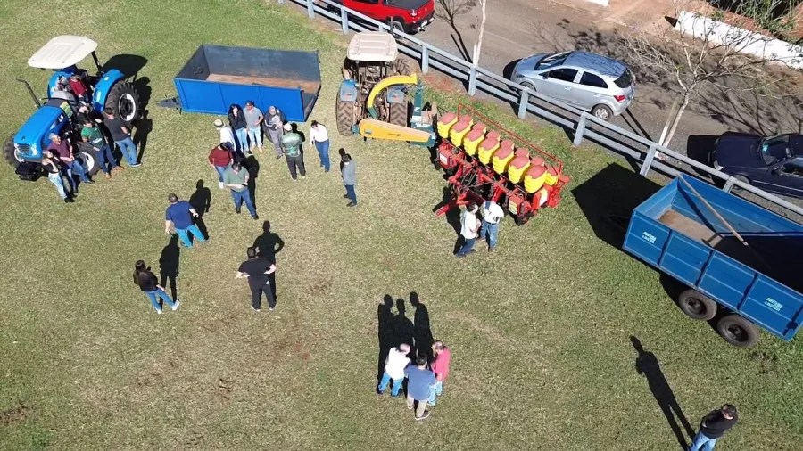 PRODUTORES RURAIS RECEBEM TRATORES E EQUIPAMENTOS AGRCOLAS