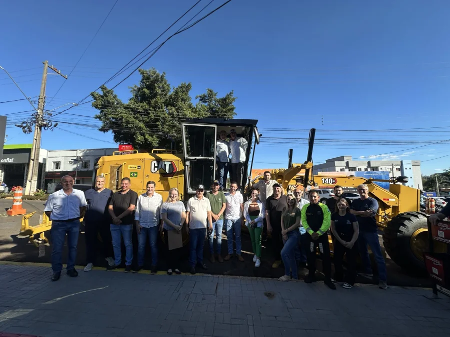 ENTREGA DE MOTONIVELADORA REFOR�A INVESTIMENTOS EM INFRAESTRUTURA EM DOIS VIZINHOS