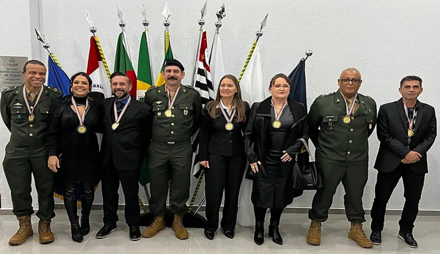SECRETRIA DA JUNTA DE SERVIO MILITAR RECEBE HONRARIA