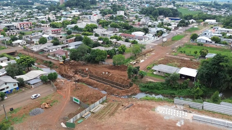 OBRAS DA PONTE NA AV. DEDI MONTAGNER AVAN�AM DENTRO DO CRONOGRAMA