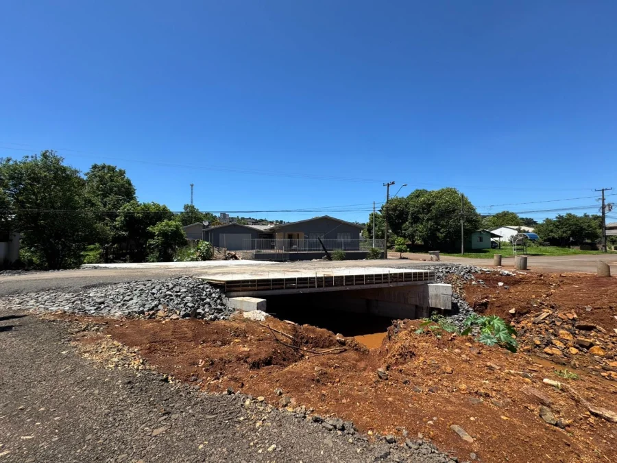 PONTE SOBRE O RIO JIRAU NA RUA MATO GROSSO  LIBERADA PROVISORIAMENTE PARA VECULOS