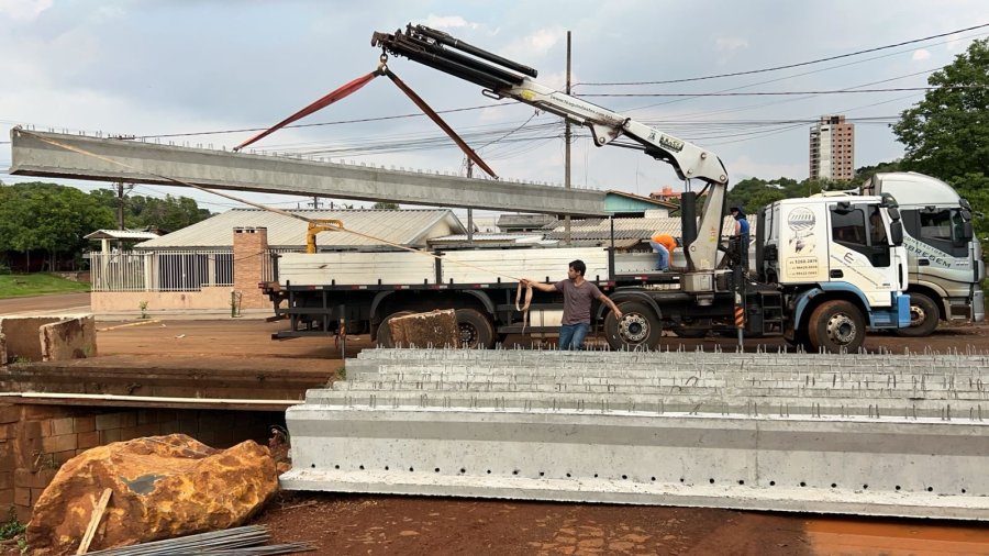 CHEGAM AS VIGAS PARA A PONTE DA RUA MATO GROSSO NO BAIRRO SAGRADA FAM�LIA