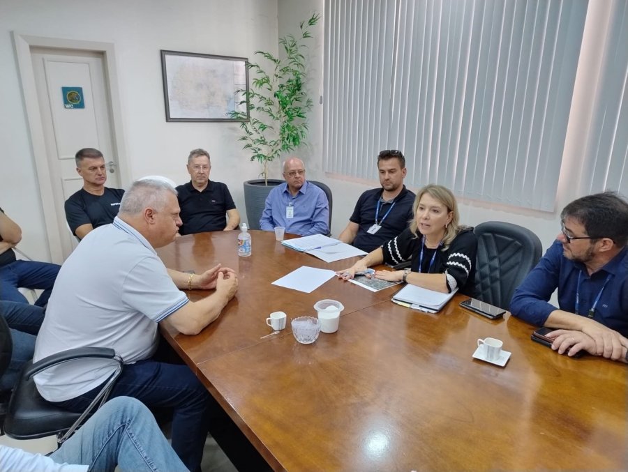 PREFEITO CARLINHOS RECEBE EQUIPE T�CNICA DA SANEPAR