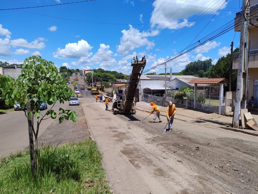 RECUPERA��O ASF�LTICA NA RUA RIO GRANDE DO SUL TRANSFORMA IMPORTANTE CORREDOR URBANO